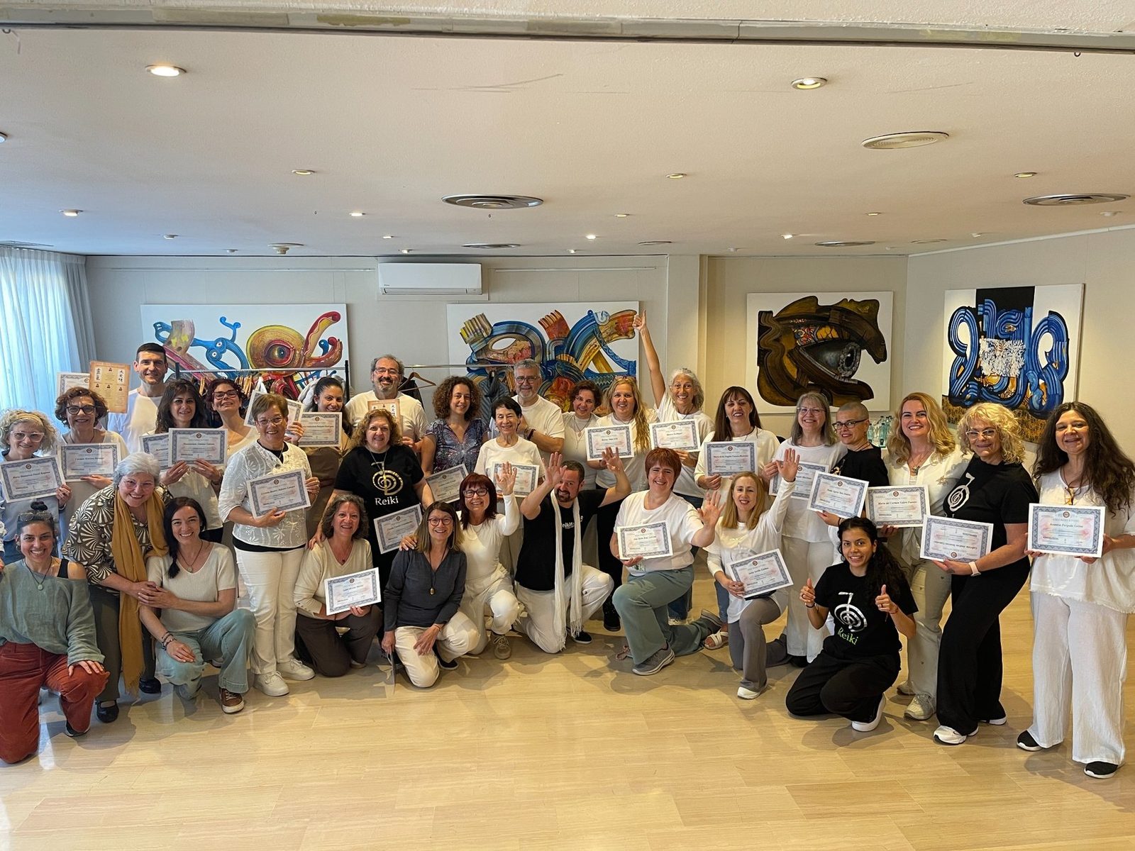 Grupo de alumnos de Reiki con certificados en Sitges