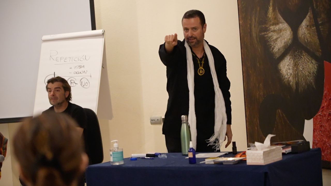 JavierMa enseñando en una formación de Maestría Reiki cerca de Barcelona