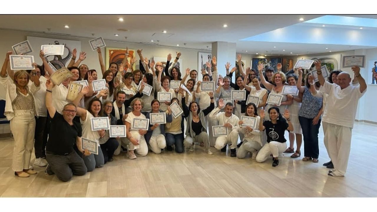 Alumnos de Maestría Reiki en Barcelona y Sitges con JavierMa mostrando sus certificados