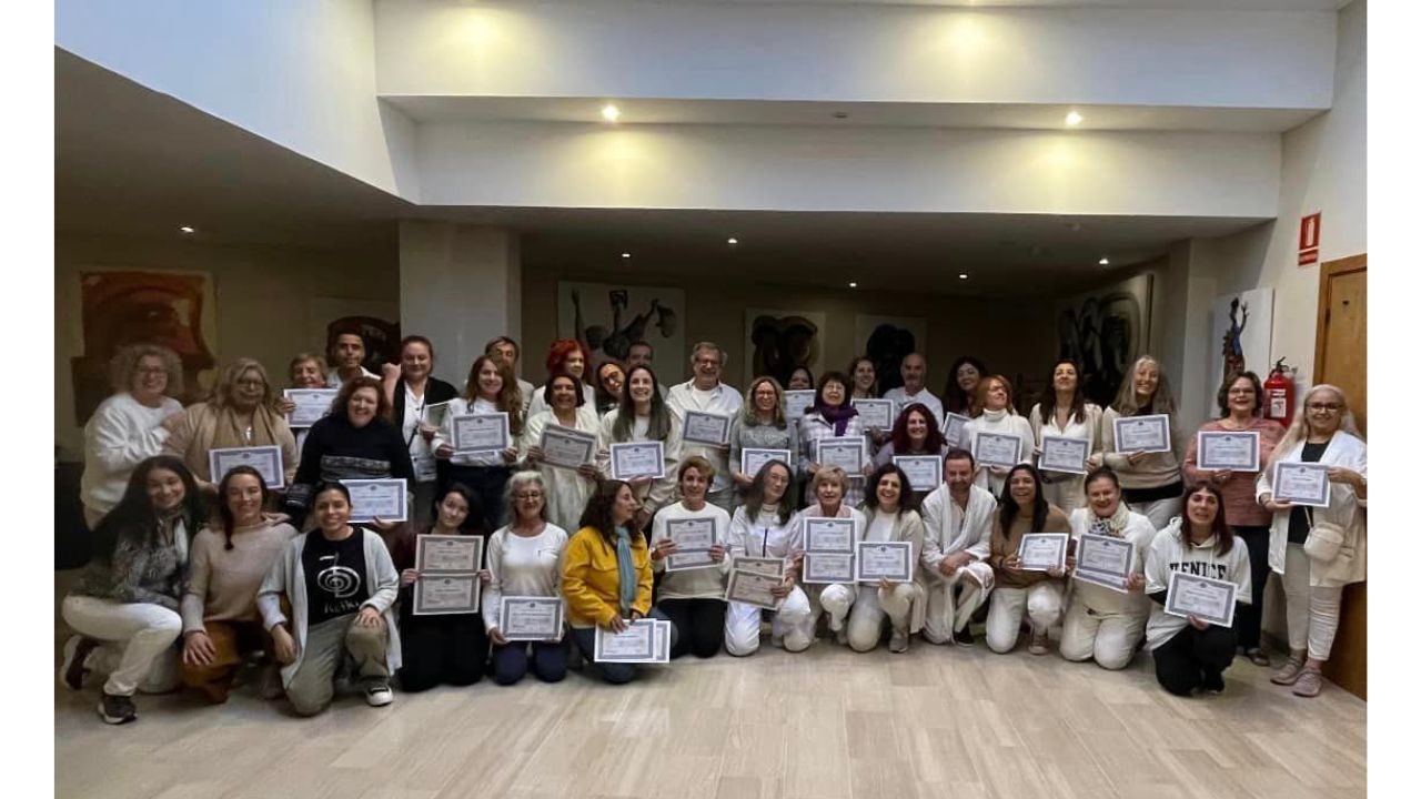 Grupo de Maestría Reiki mostrando diplomas