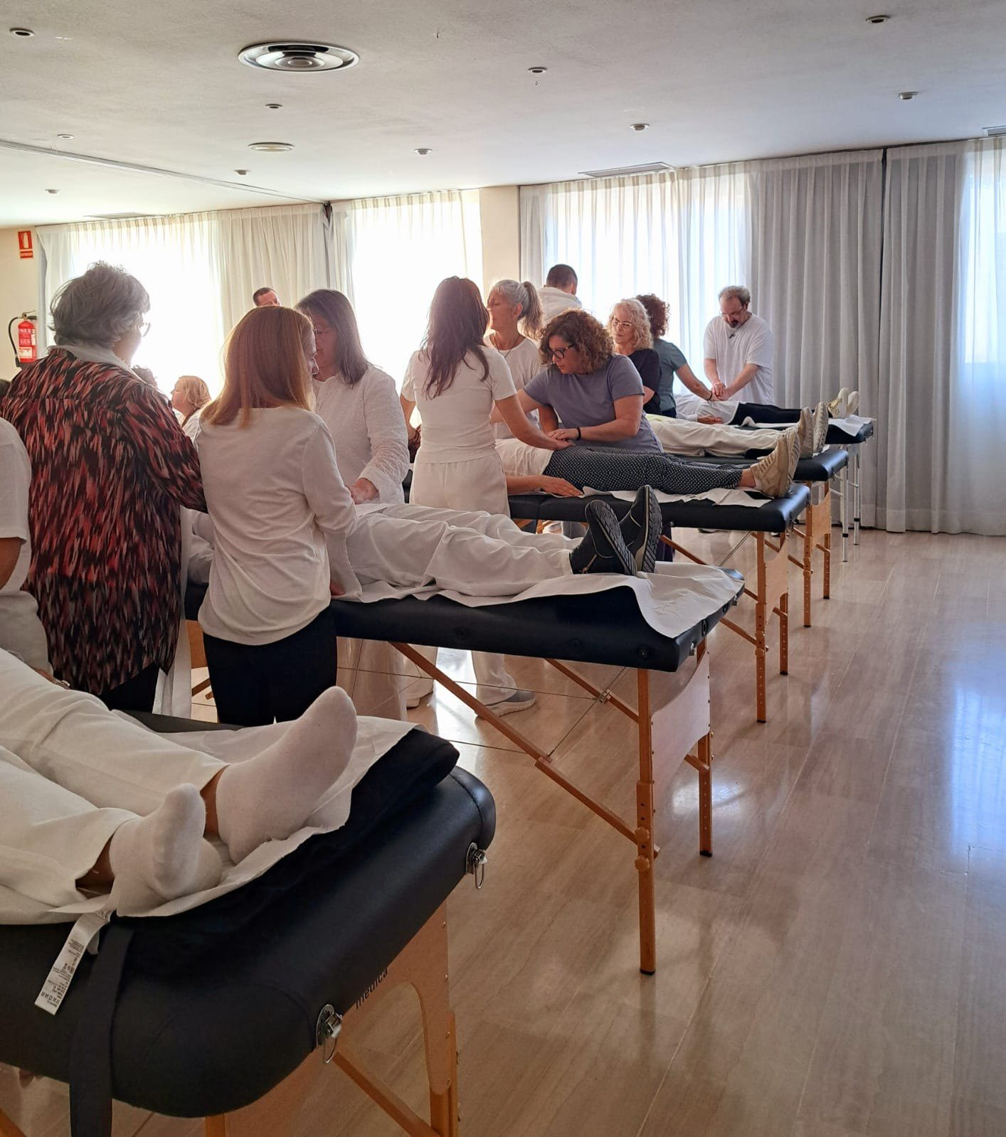 Alumnos practicando Reiki en sala de formación en Sitges